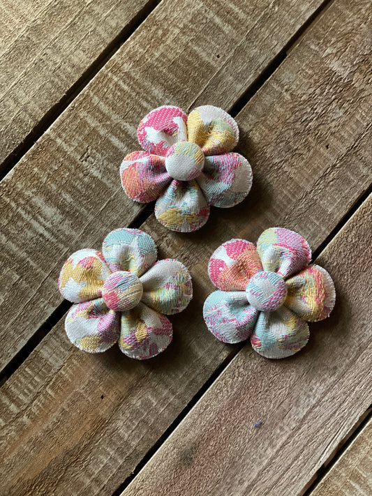 Riddle Confetti Cake Blossom Clip